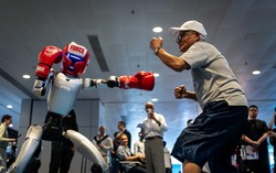 Công nghệ 14/4: Robot đấu võ tại Hong Kong, Booking bị tấn công