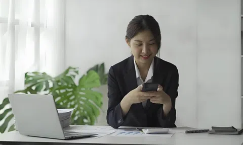 Biết là app lừa đảo nhưng vẫn cài đặt, cô gái đợi tài khoản mất 500 triệu đồng mới báo cảnh sát thì được khen nhanh trí