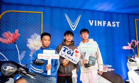 Người lao động TP.HCM hào hứng với xe máy điện VinFast: Lái êm, thích hơn xe máy xăng